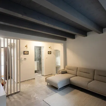 Karlovska Duplex Urban Apartment *